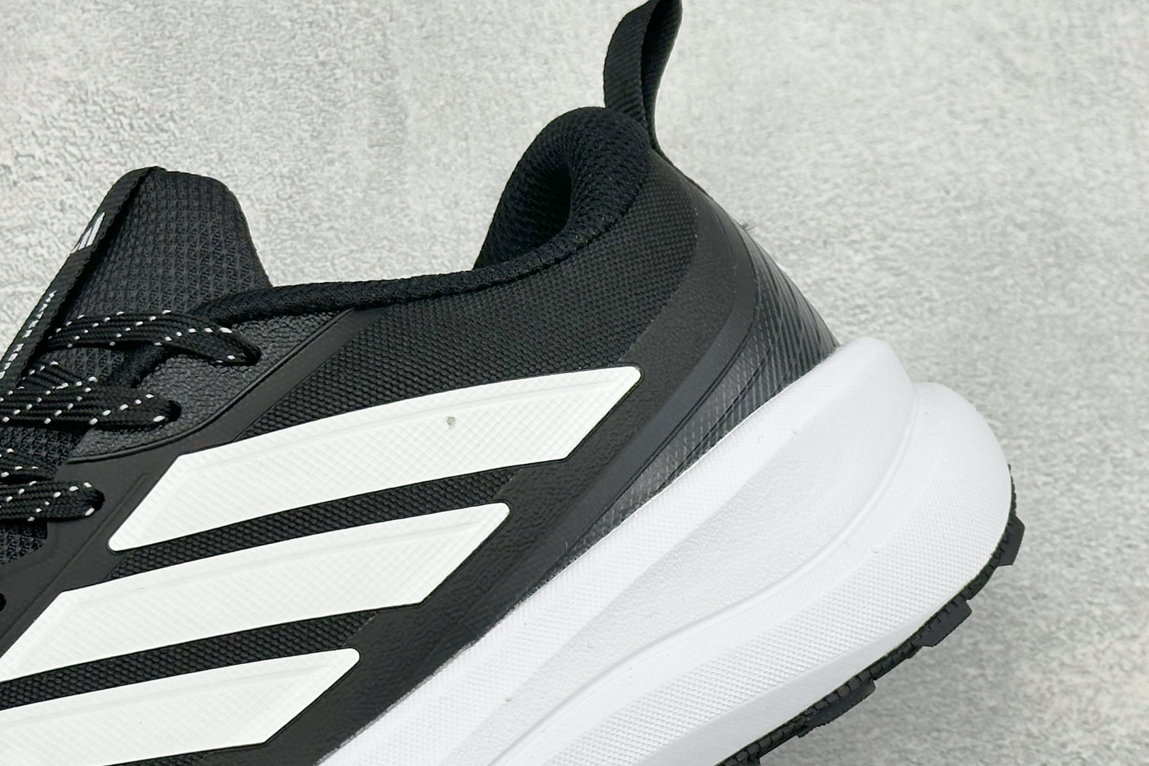 Adidas RUNFALCON 6系列 轻量防滑耐磨跑鞋 #采用全身高频热熔牛津面料鞋面材质 #全掌Adiwear高耐