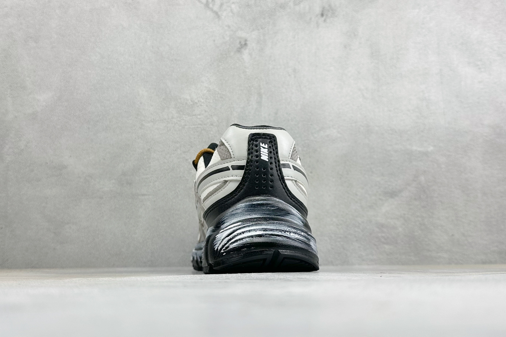 NIKE INITIATOR创始者系列 复古休闲运动舒适跑鞋 采用透气网眼鞋面和支撑覆盖层，自然运动设计的Phlyon中