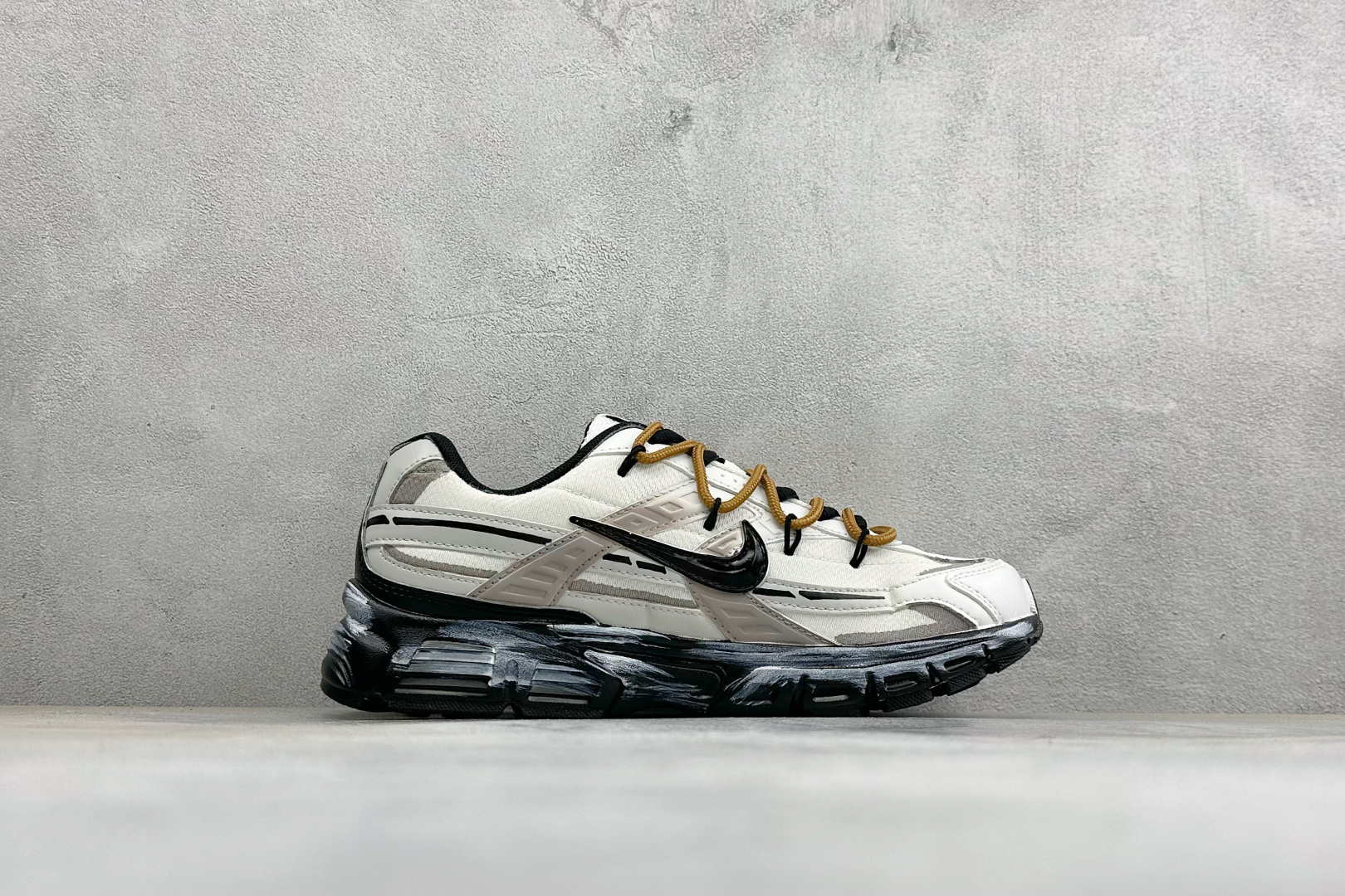 NIKE INITIATOR创始者系列 复古休闲运动舒适跑鞋 采用透气网眼鞋面和支撑覆盖层，自然运动设计的Phlyon中