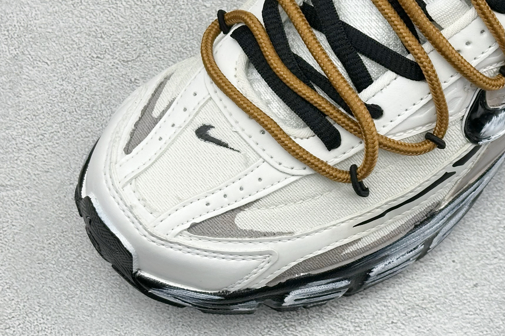 NIKE INITIATOR创始者系列 复古休闲运动舒适跑鞋 采用透气网眼鞋面和支撑覆盖层，自然运动设计的Phlyon中