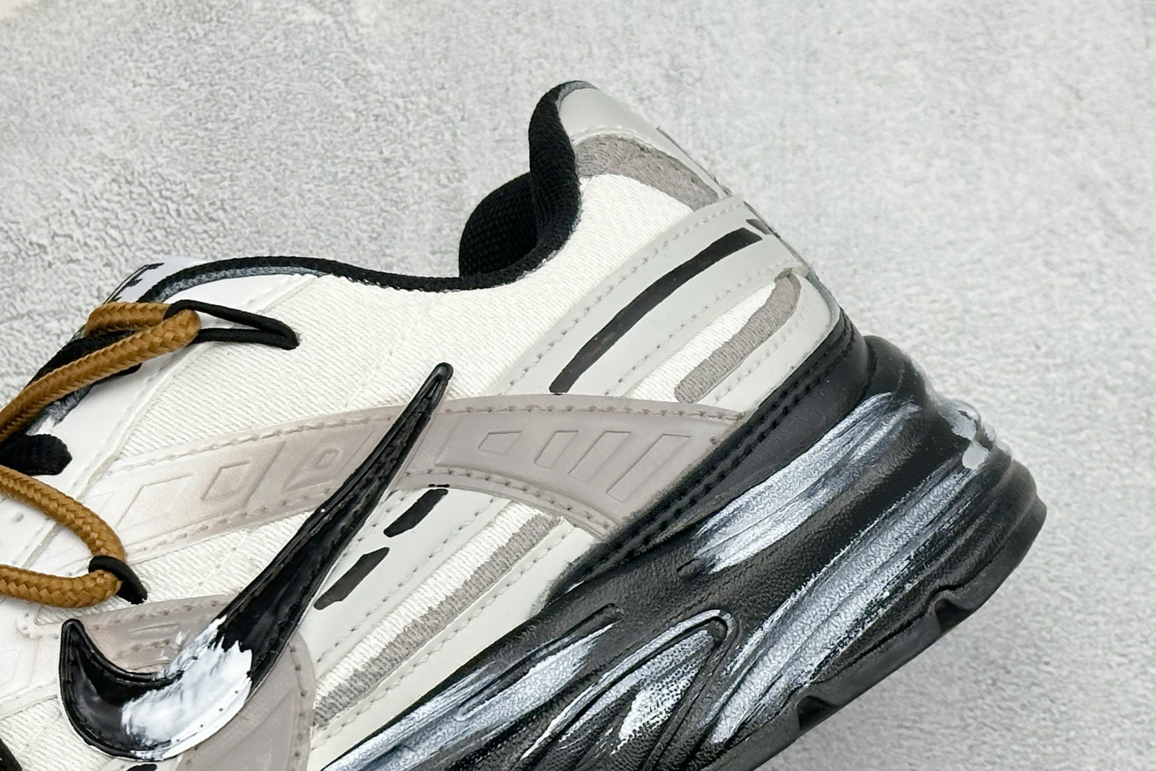 NIKE INITIATOR创始者系列 复古休闲运动舒适跑鞋 采用透气网眼鞋面和支撑覆盖层，自然运动设计的Phlyon中
