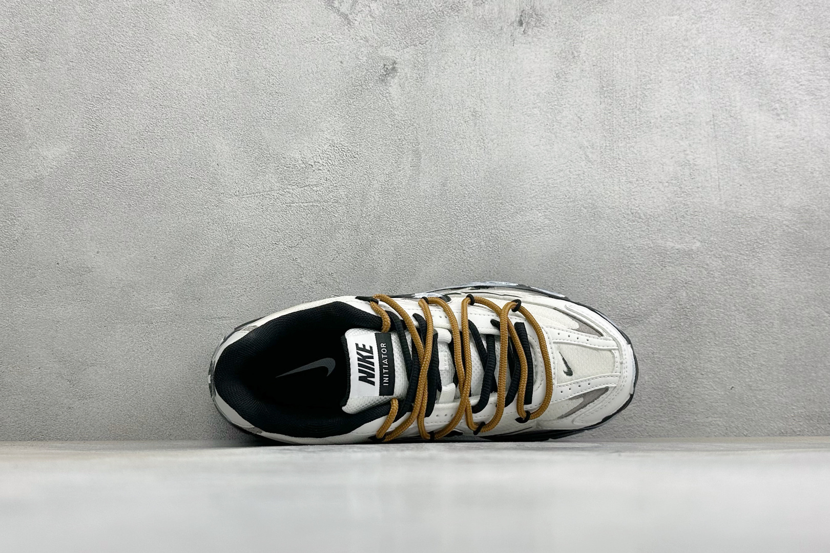 NIKE INITIATOR创始者系列 复古休闲运动舒适跑鞋 采用透气网眼鞋面和支撑覆盖层，自然运动设计的Phlyon中