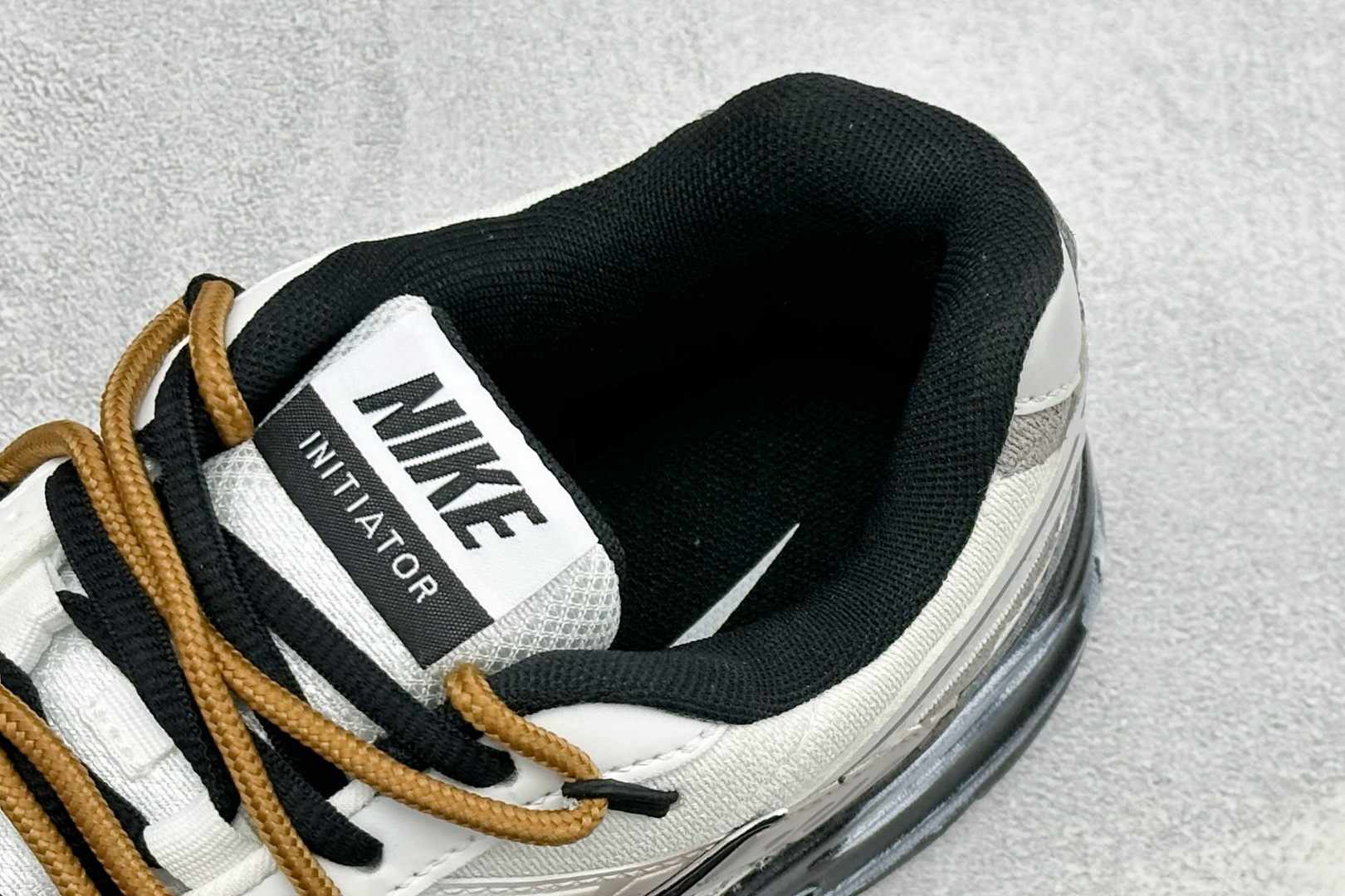 NIKE INITIATOR创始者系列 复古休闲运动舒适跑鞋 采用透气网眼鞋面和支撑覆盖层，自然运动设计的Phlyon中