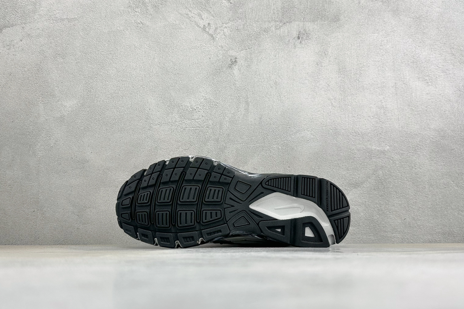 NIKE INITIATOR创始者系列 复古休闲运动舒适跑鞋 采用透气网眼鞋面和支撑覆盖层，自然运动设计的Phlyon中