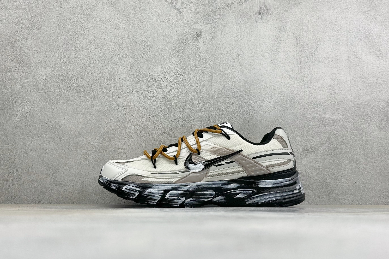 NIKE INITIATOR创始者系列 复古休闲运动舒适跑鞋 采用透气网眼鞋面和支撑覆盖层，自然运动设计的Phlyon中