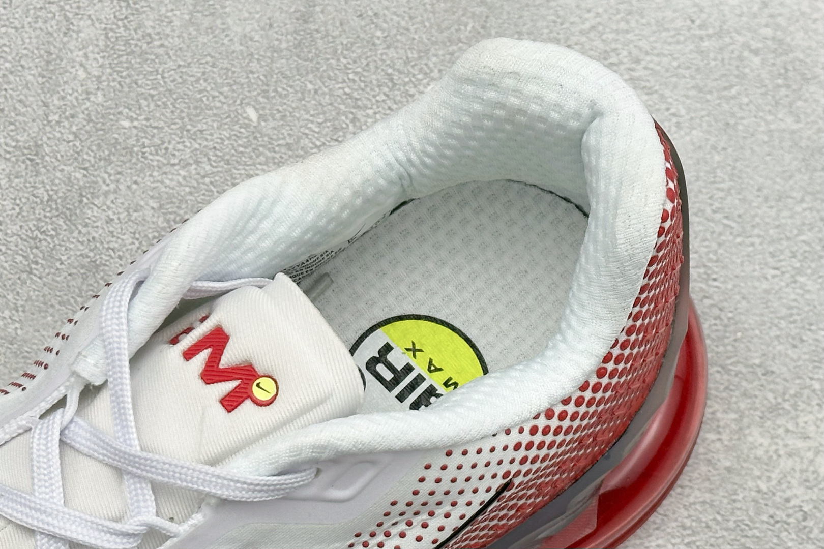 福利特价 Nike Air Max Phoenix 复古子弹气垫运动跑步鞋 货号：FZ5307-104 尺码：39-46