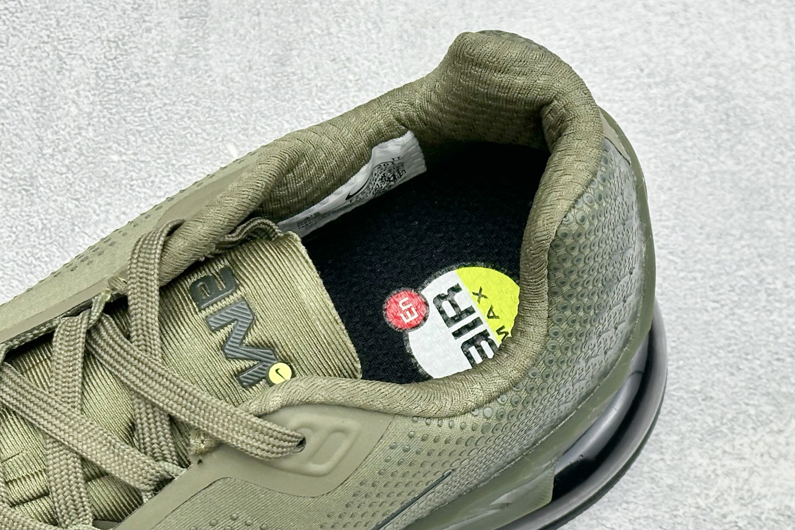 福利特价 Nike Air Max Phoenix 复古子弹气垫运动跑步鞋 货号：FZ5307-201 尺码：39-46
