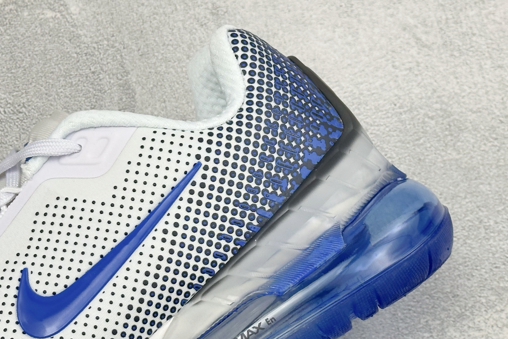 福利特价 Nike Air Max Phoenix 复古子弹气垫运动跑步鞋 货号：FZ5307-101 尺码：36-46