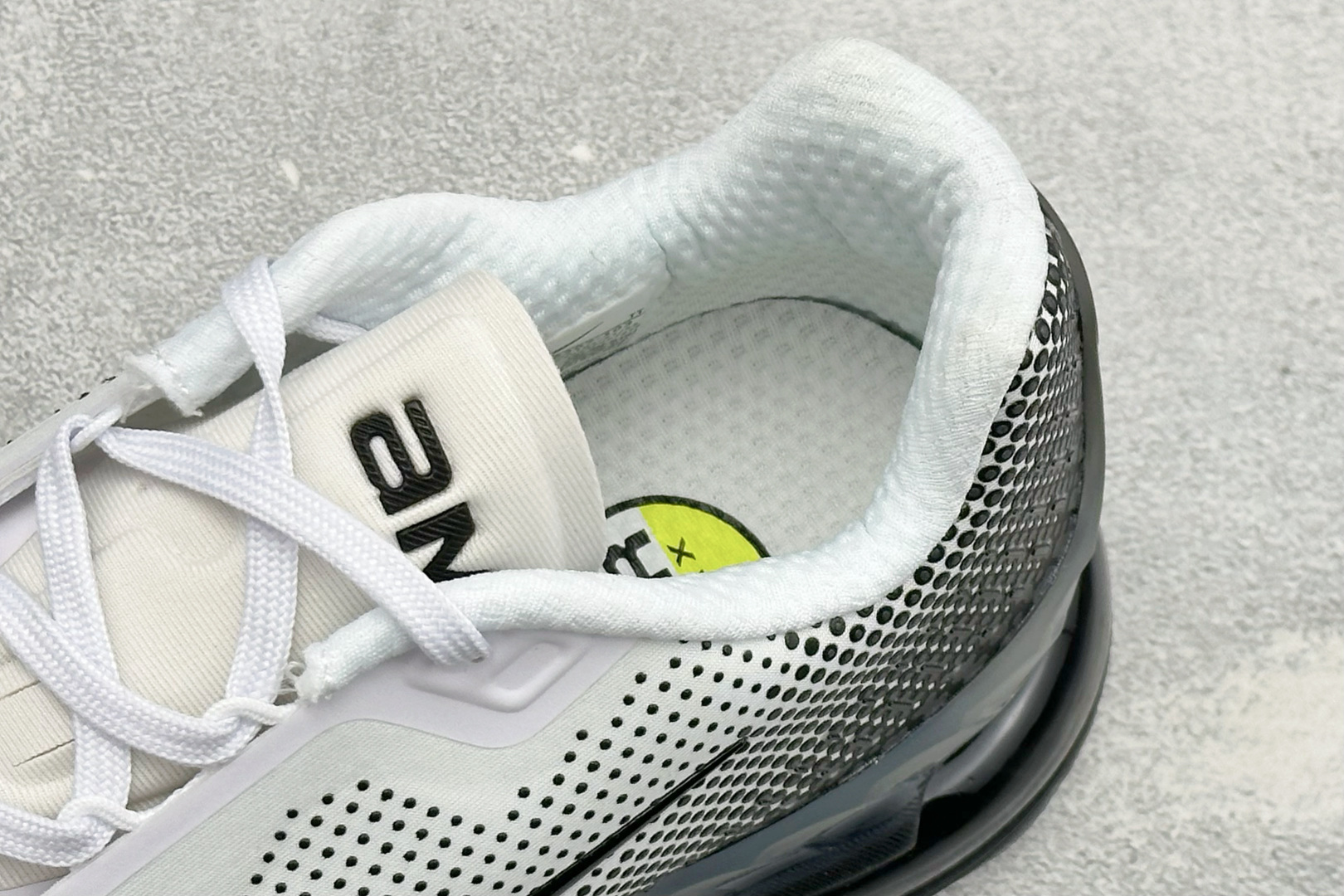 福利特价 Nike Air Max Phoenix 复古子弹气垫运动跑步鞋 货号：FZ5307-103 尺码：36-46