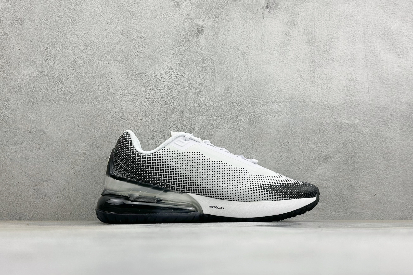 福利特价 Nike Air Max Phoenix 复古子弹气垫运动跑步鞋 货号：FZ5307-103 尺码：36-46