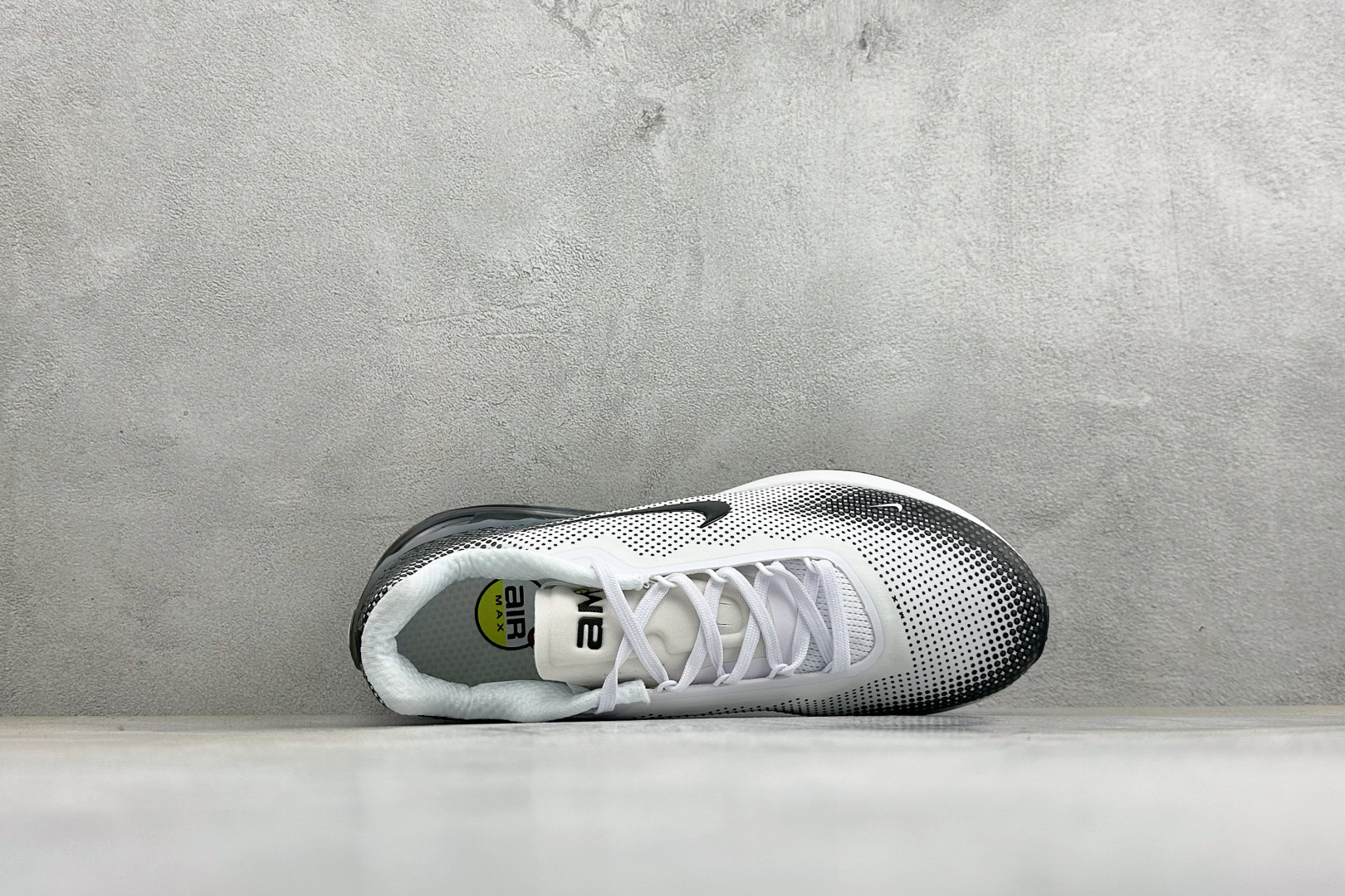 福利特价 Nike Air Max Phoenix 复古子弹气垫运动跑步鞋 货号：FZ5307-103 尺码：36-46