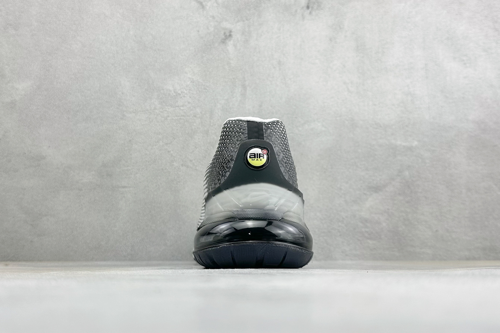 福利特价 Nike Air Max Phoenix 复古子弹气垫运动跑步鞋 货号：FZ5307-103 尺码：36-46