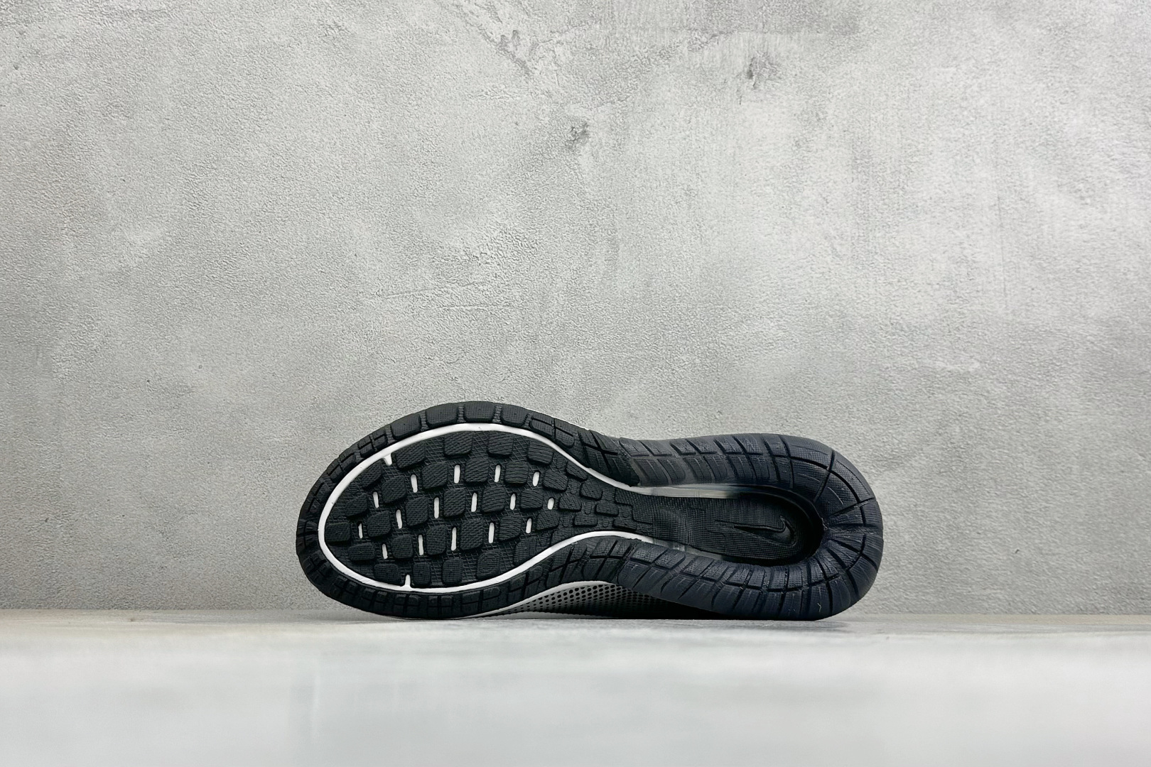 福利特价 Nike Air Max Phoenix 复古子弹气垫运动跑步鞋 货号：FZ5307-103 尺码：36-46