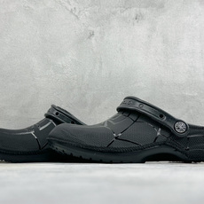 Y版Crocs卡骆驰 x漫威蜘蛛侠联名洞洞鞋 舒适时尚橡胶底包头拖鞋 酒红色鞋身搭配立体黑色蛛网纹路,鞋头立体蜘蛛标志, Y版Crocs卡骆驰 x漫威蜘蛛侠联名洞洞鞋 舒适时尚橡胶底包头拖鞋 酒红色鞋身搭配立体黑色蛛网纹路,鞋头立体蜘蛛标志,
