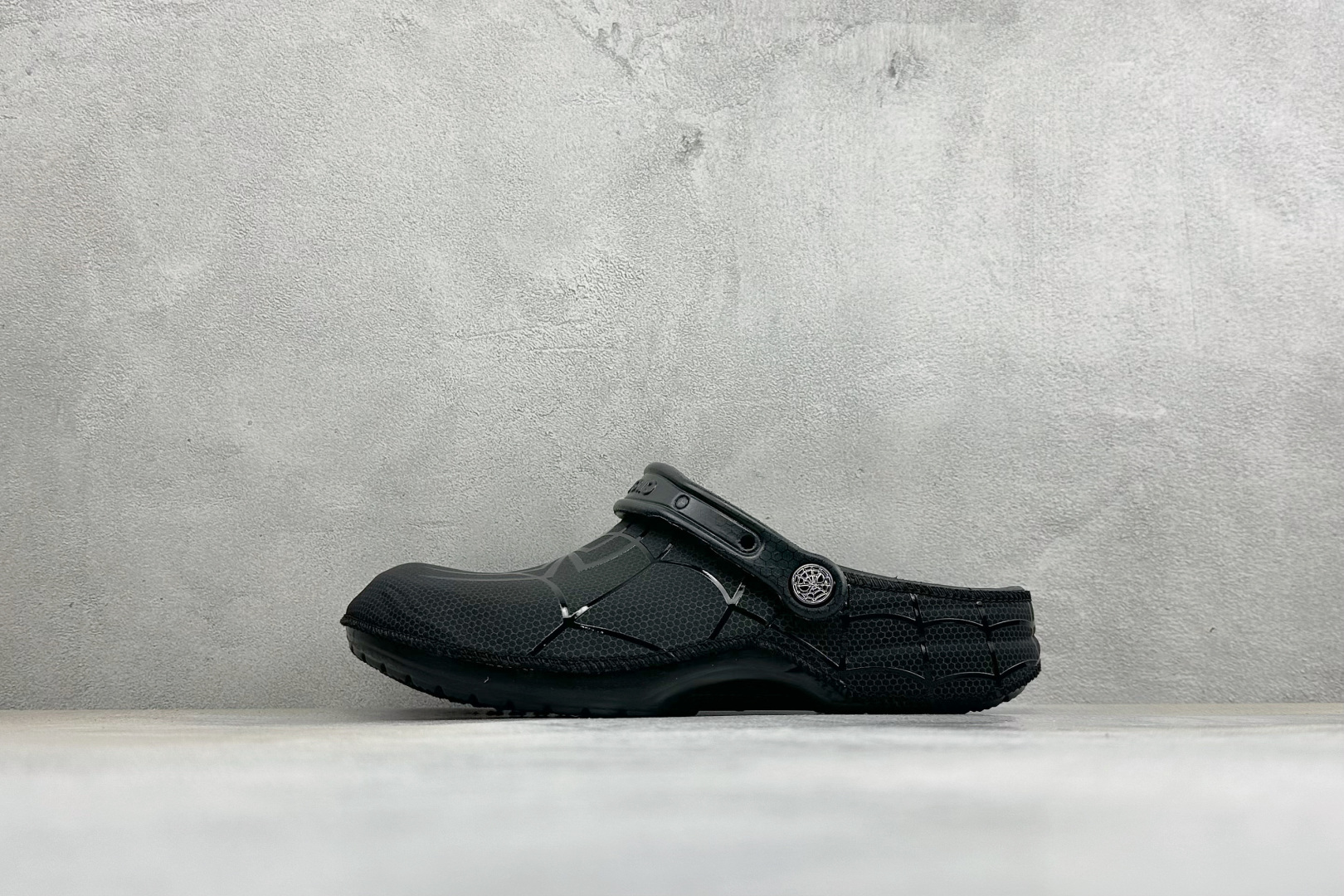 Y版Crocs卡骆驰 x漫威蜘蛛侠联名洞洞鞋 舒适时尚橡胶底包头拖鞋 酒红色鞋身搭配立体黑色蛛网纹路，鞋头立体蜘蛛标志，
