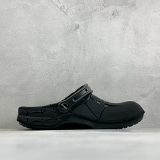 Y版Crocs卡骆驰 x漫威蜘蛛侠联名洞洞鞋 舒适时尚橡胶底包头拖鞋 酒红色鞋身搭配立体黑色蛛网纹路,鞋头立体蜘蛛标志, Y版Crocs卡骆驰 x漫威蜘蛛侠联名洞洞鞋 舒适时尚橡胶底包头拖鞋 酒红色鞋身搭配立体黑色蛛网纹路,鞋头立体蜘蛛标志,
