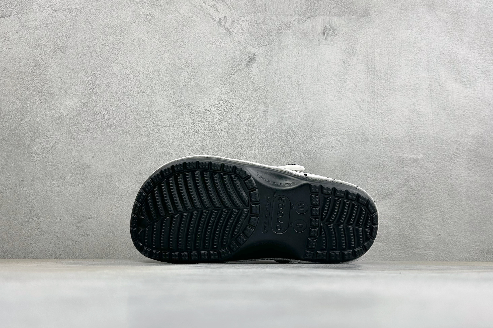 Y版Crocs卡骆驰 x漫威蜘蛛侠联名洞洞鞋 舒适时尚橡胶底包头拖鞋 酒红色鞋身搭配立体黑色蛛网纹路，鞋头立体蜘蛛标志，