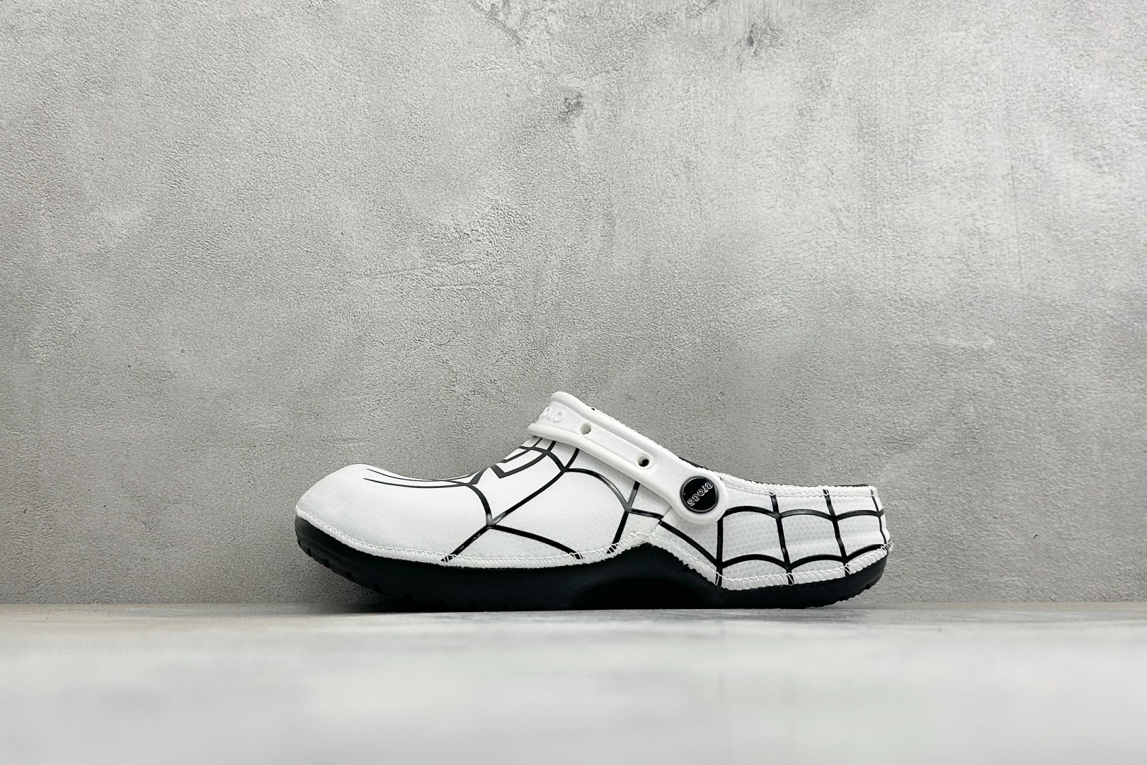 Y版Crocs卡骆驰 x漫威蜘蛛侠联名洞洞鞋 舒适时尚橡胶底包头拖鞋 酒红色鞋身搭配立体黑色蛛网纹路，鞋头立体蜘蛛标志，