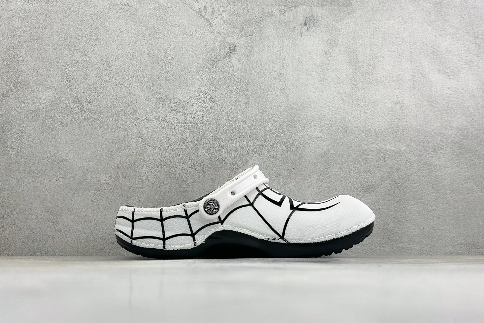 Y版Crocs卡骆驰 x漫威蜘蛛侠联名洞洞鞋 舒适时尚橡胶底包头拖鞋 酒红色鞋身搭配立体黑色蛛网纹路，鞋头立体蜘蛛标志，