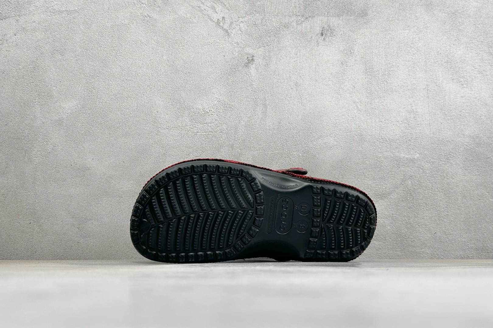 Y版Crocs卡骆驰 x漫威蜘蛛侠联名洞洞鞋 舒适时尚橡胶底包头拖鞋 酒红色鞋身搭配立体黑色蛛网纹路，鞋头立体蜘蛛标志，