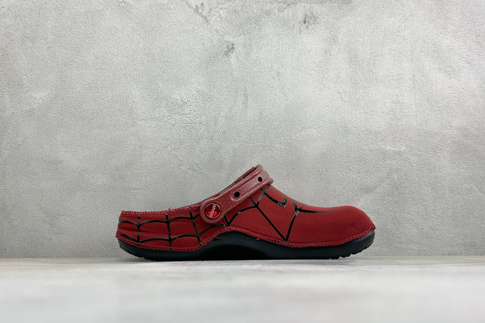 Y版Crocs卡骆驰 x漫威蜘蛛侠联名洞洞鞋 舒适时尚橡胶底包头拖鞋 酒红色鞋身搭配立体黑色蛛网纹路，鞋头立体蜘蛛标志，