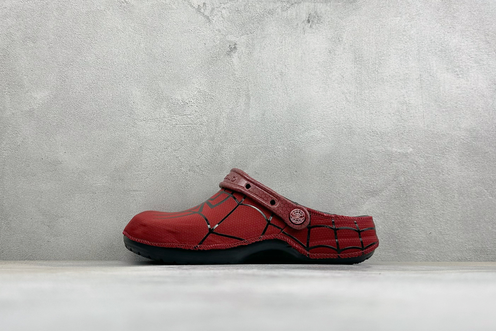 Y版Crocs卡骆驰 x漫威蜘蛛侠联名洞洞鞋 舒适时尚橡胶底包头拖鞋 酒红色鞋身搭配立体黑色蛛网纹路，鞋头立体蜘蛛标志，