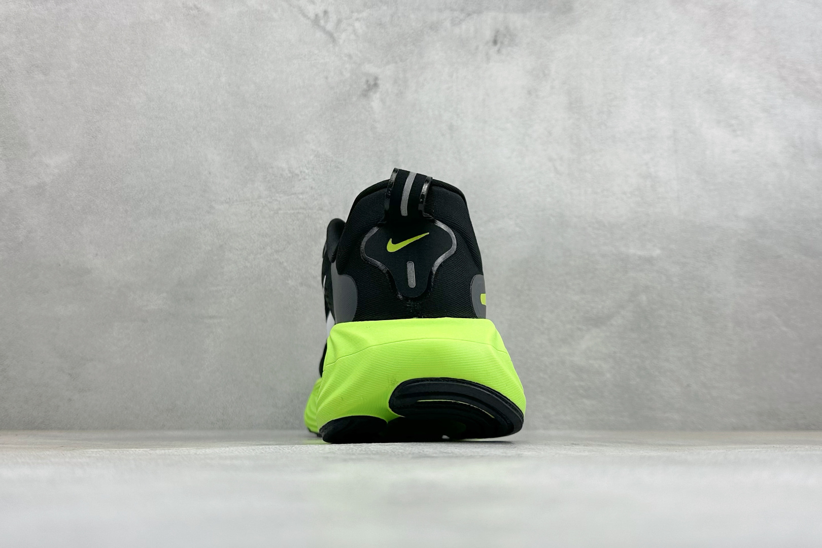XM版Nike Vomero 19 舒适减震防滑 低帮跑步鞋 全掌ReactX泡绵中底 前掌和后跟还配备了Air Zoo