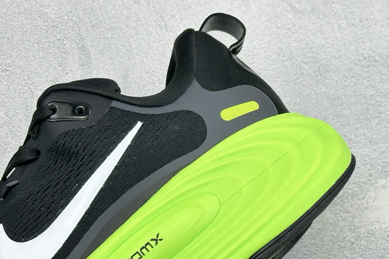 XM版Nike Vomero 19 舒适减震防滑 低帮跑步鞋 全掌ReactX泡绵中底 前掌和后跟还配备了Air Zoo
