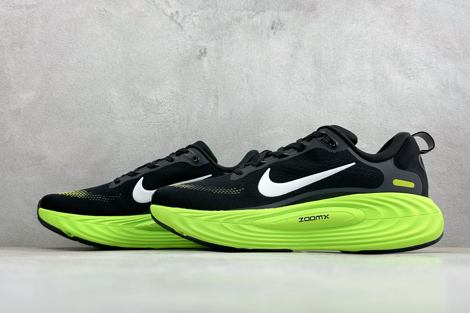 XM版Nike Vomero 19 舒适减震防滑 低帮跑步鞋 全掌ReactX泡绵中底 前掌和后跟还配备了Air Zoo
