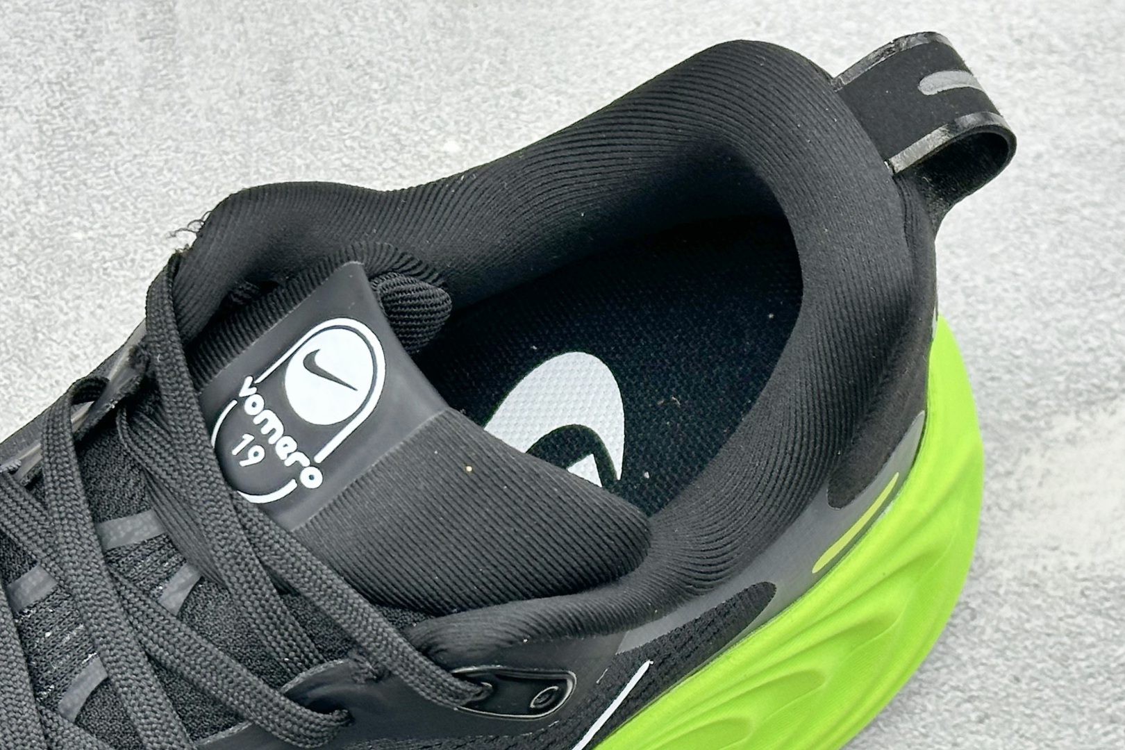XM版Nike Vomero 19 舒适减震防滑 低帮跑步鞋 全掌ReactX泡绵中底 前掌和后跟还配备了Air Zoo