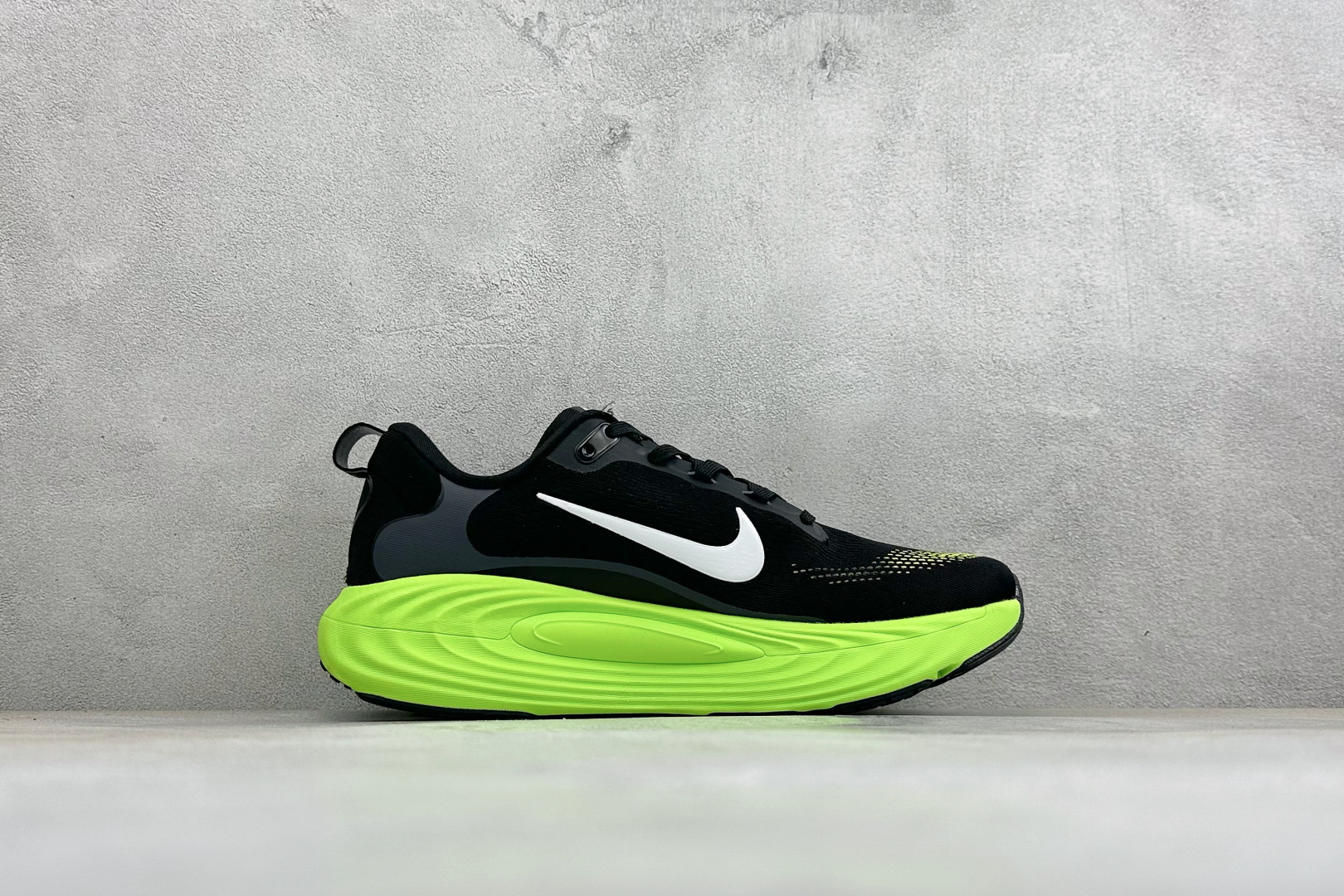 XM版Nike Vomero 19 舒适减震防滑 低帮跑步鞋 全掌ReactX泡绵中底 前掌和后跟还配备了Air Zoo