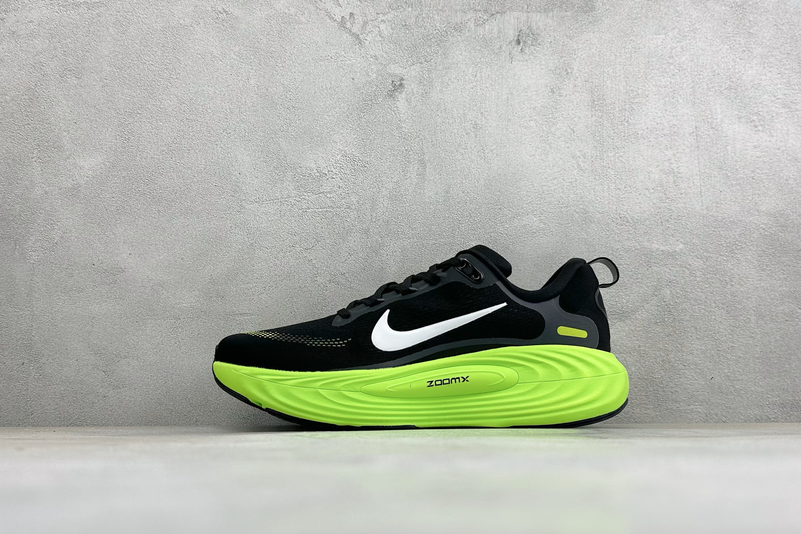 XM版Nike Vomero 19 舒适减震防滑 低帮跑步鞋 全掌ReactX泡绵中底 前掌和后跟还配备了Air Zoo