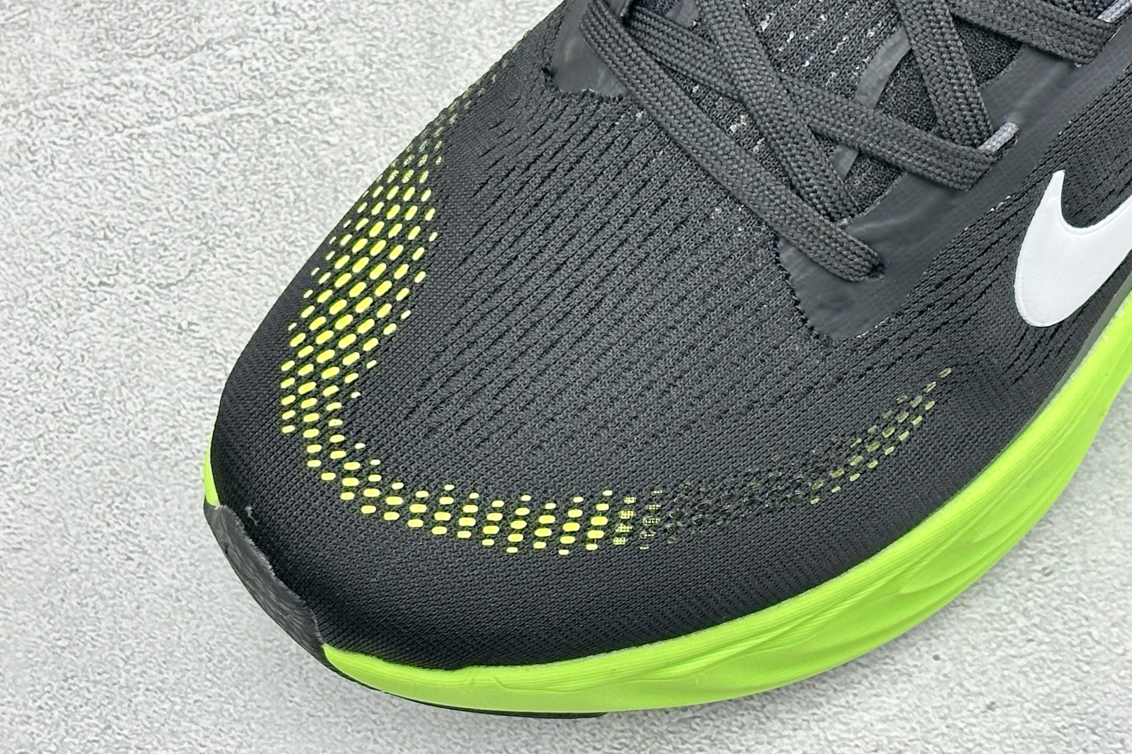 XM版Nike Vomero 19 舒适减震防滑 低帮跑步鞋 全掌ReactX泡绵中底 前掌和后跟还配备了Air Zoo