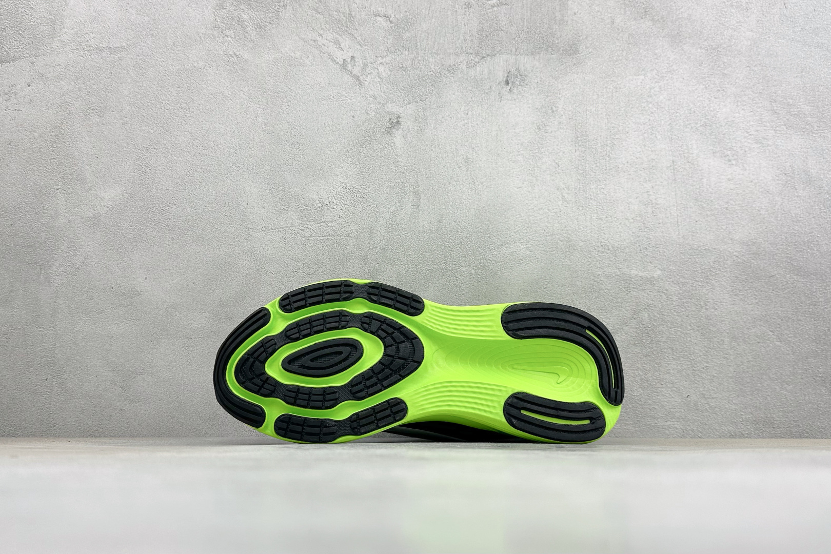 XM版Nike Vomero 19 舒适减震防滑 低帮跑步鞋 全掌ReactX泡绵中底 前掌和后跟还配备了Air Zoo