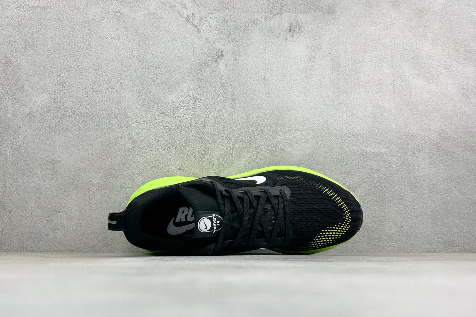 XM版Nike Vomero 19 舒适减震防滑 低帮跑步鞋 全掌ReactX泡绵中底 前掌和后跟还配备了Air Zoo