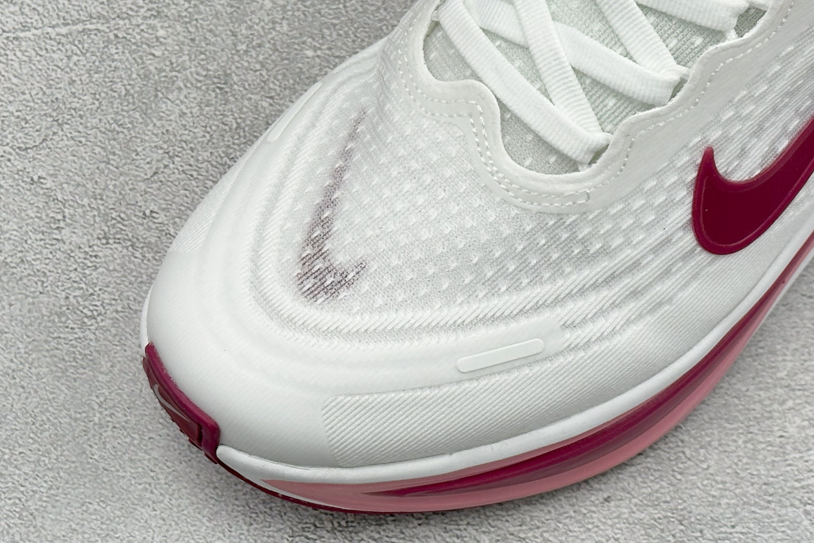 XM福利 Nike VOMERO PLUS 耐克 舒适减震防滑 低帮跑步鞋 全掌ReactX泡绵中底 前掌和后跟还配备了