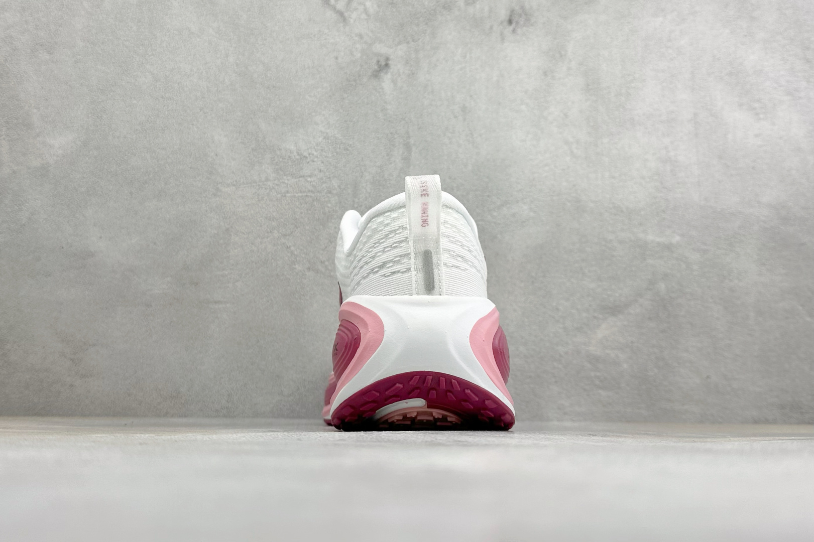 XM福利 Nike VOMERO PLUS 耐克 舒适减震防滑 低帮跑步鞋 全掌ReactX泡绵中底 前掌和后跟还配备了