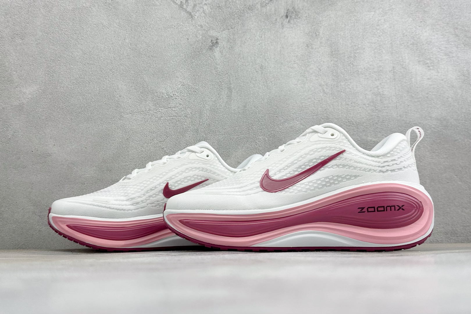 XM福利 Nike VOMERO PLUS 耐克 舒适减震防滑 低帮跑步鞋 全掌ReactX泡绵中底 前掌和后跟还配备了