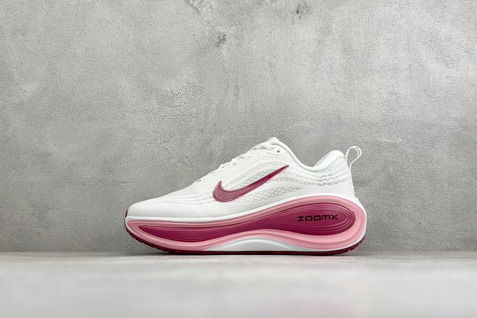 XM福利 Nike VOMERO PLUS 耐克 舒适减震防滑 低帮跑步鞋 全掌ReactX泡绵中底 前掌和后跟还配备了