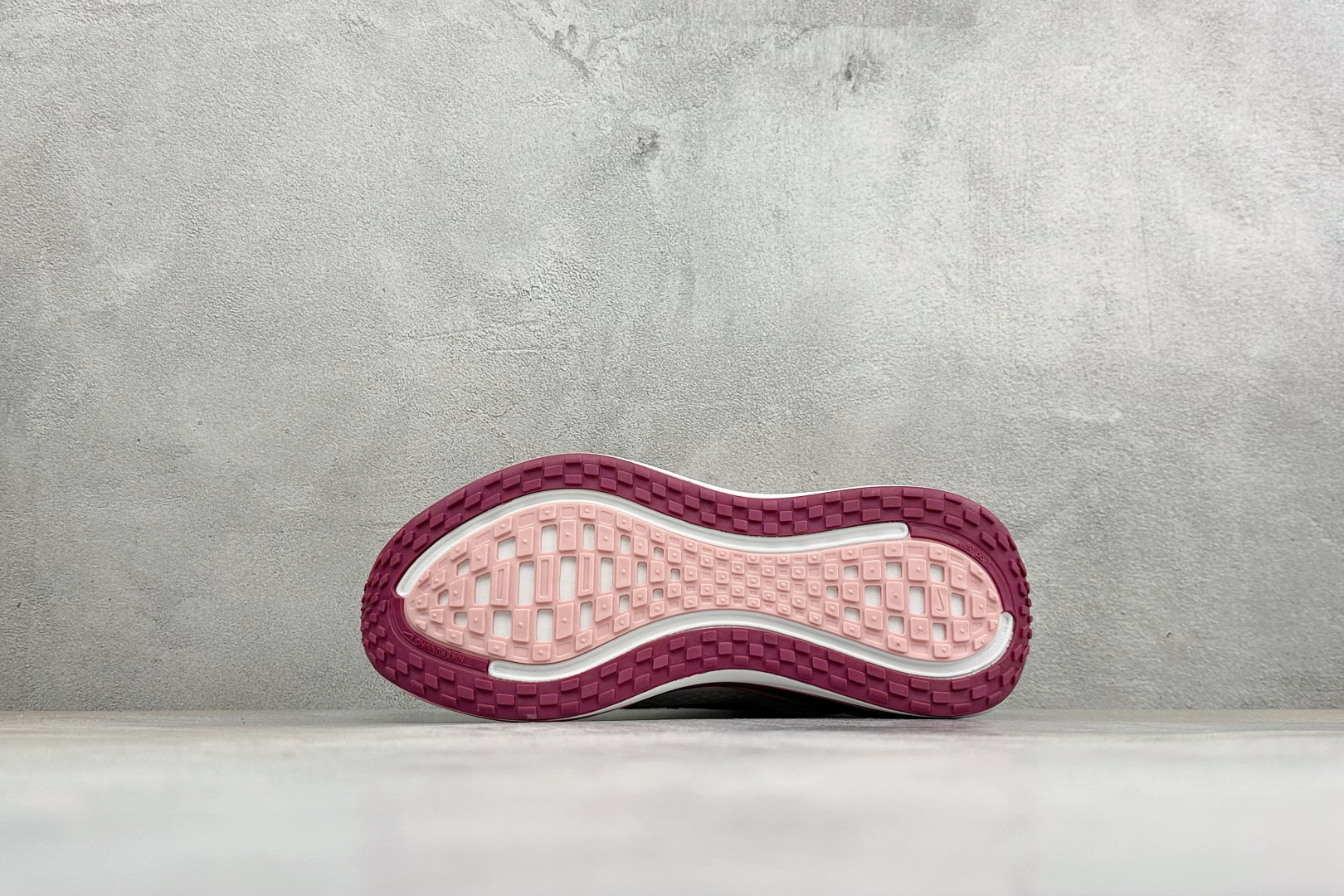 XM福利 Nike VOMERO PLUS 耐克 舒适减震防滑 低帮跑步鞋 全掌ReactX泡绵中底 前掌和后跟还配备了