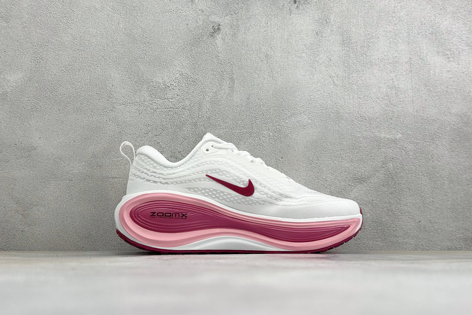 XM福利 Nike VOMERO PLUS 耐克 舒适减震防滑 低帮跑步鞋 全掌ReactX泡绵中底 前掌和后跟还配备了