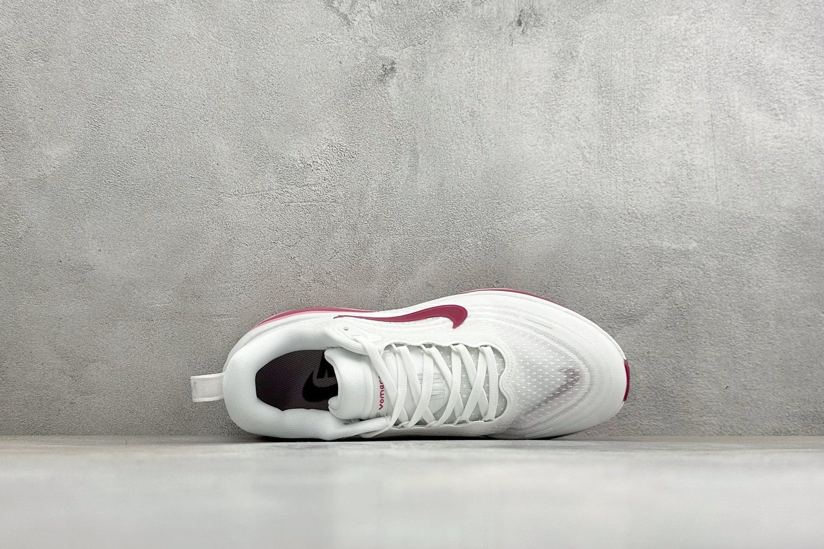 XM福利 Nike VOMERO PLUS 耐克 舒适减震防滑 低帮跑步鞋 全掌ReactX泡绵中底 前掌和后跟还配备了