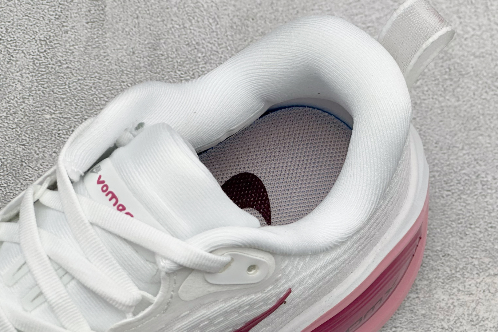 XM福利 Nike VOMERO PLUS 耐克 舒适减震防滑 低帮跑步鞋 全掌ReactX泡绵中底 前掌和后跟还配备了