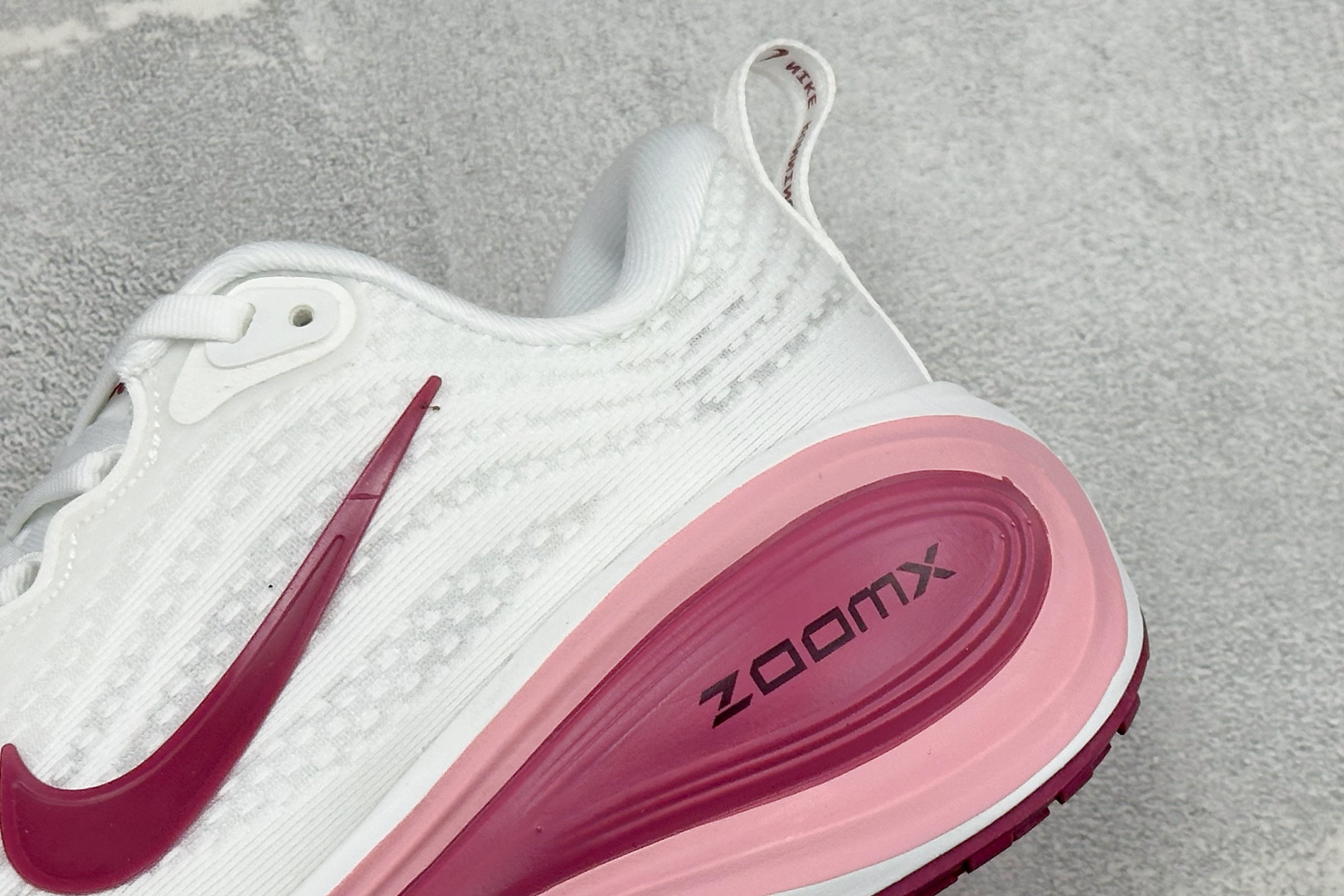 XM福利 Nike VOMERO PLUS 耐克 舒适减震防滑 低帮跑步鞋 全掌ReactX泡绵中底 前掌和后跟还配备了