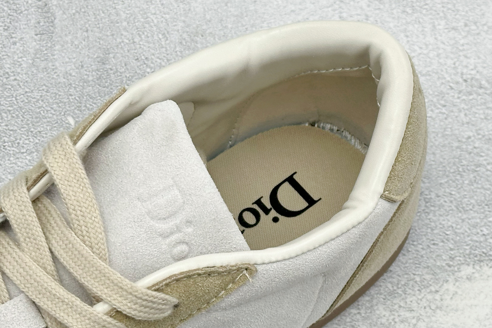 DIOR迪奥 Ribbon 绒面小牛皮 圆头系带 标志刺绣 低帮板鞋 尺码：36-45 