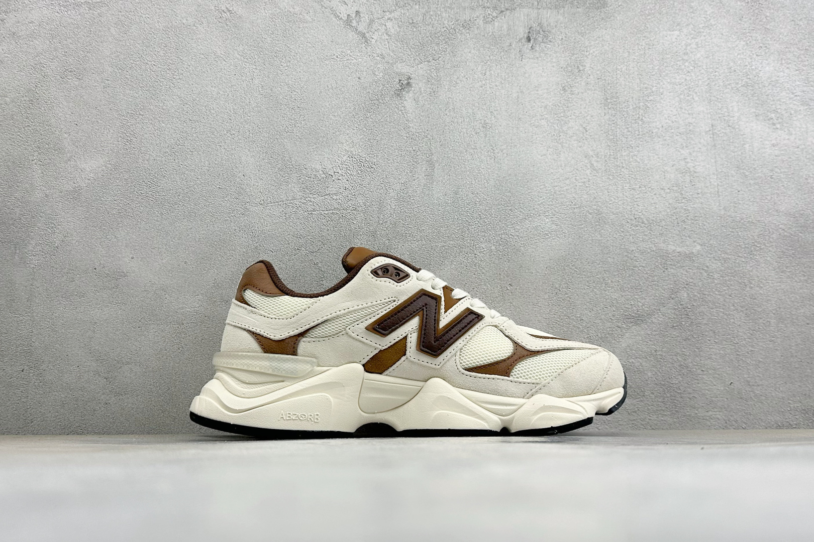 BF版New Balance NB9060 复古休闲运动慢跑鞋 #最强性价版 采用大面积网眼以及麂皮材质覆盖鞋身，还原经