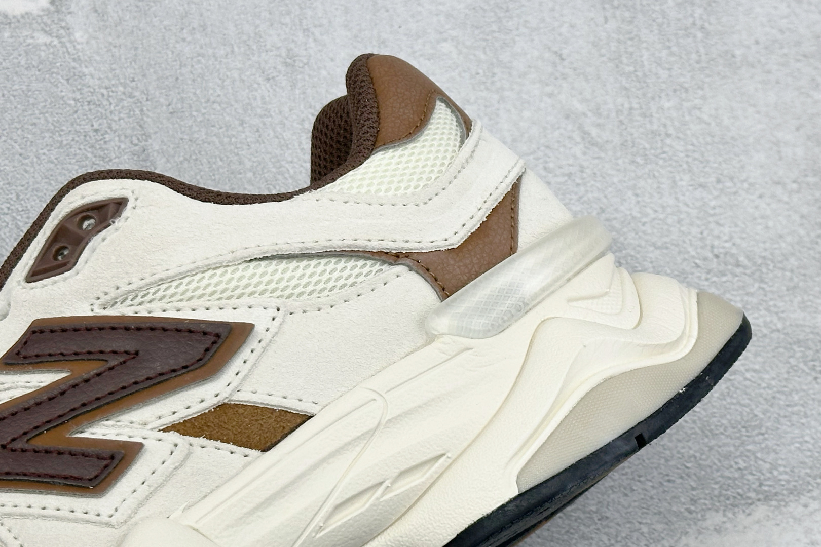 BF版New Balance NB9060 复古休闲运动慢跑鞋 #最强性价版 采用大面积网眼以及麂皮材质覆盖鞋身，还原经