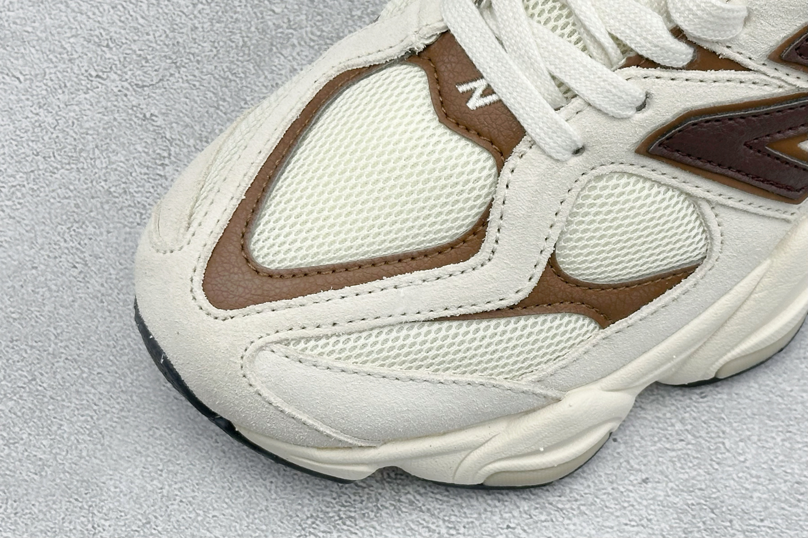 BF版New Balance NB9060 复古休闲运动慢跑鞋 #最强性价版 采用大面积网眼以及麂皮材质覆盖鞋身，还原经