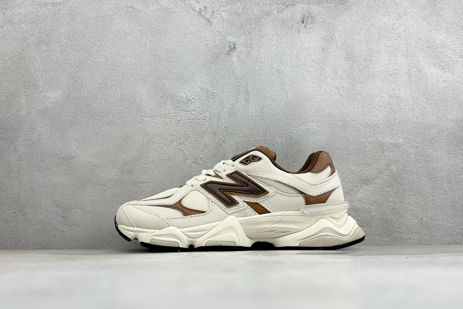 BF版New Balance NB9060 复古休闲运动慢跑鞋 #最强性价版 采用大面积网眼以及麂皮材质覆盖鞋身，还原经