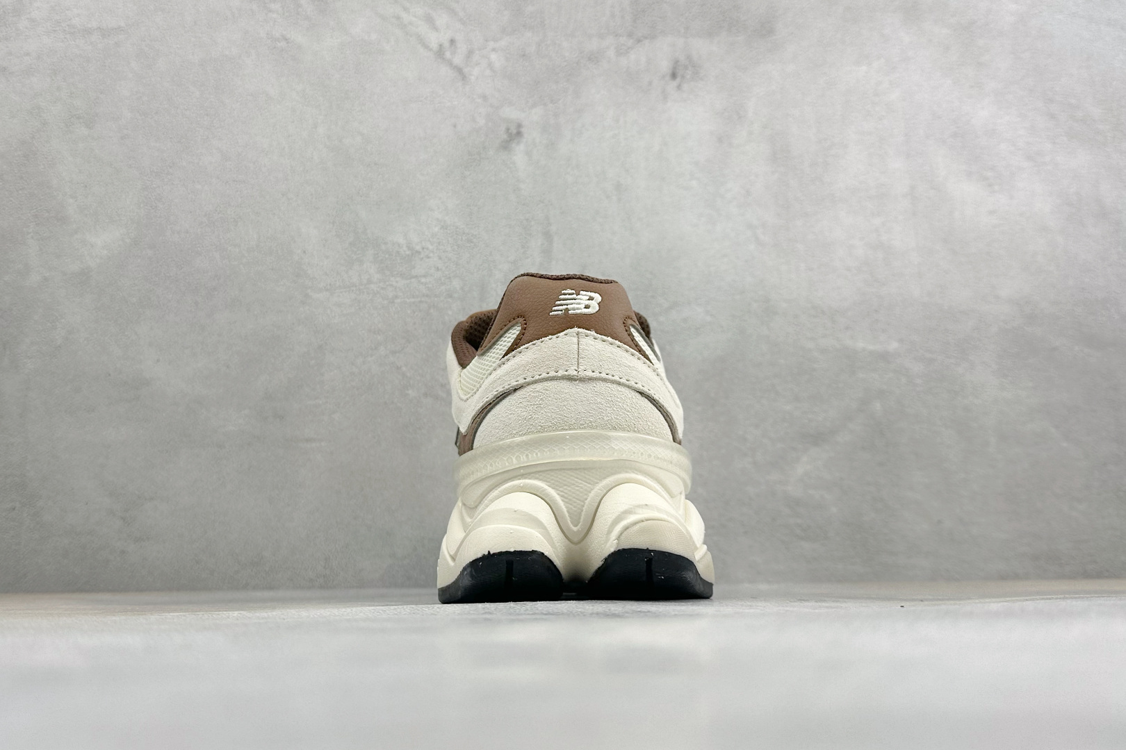 BF版New Balance NB9060 复古休闲运动慢跑鞋 #最强性价版 采用大面积网眼以及麂皮材质覆盖鞋身，还原经